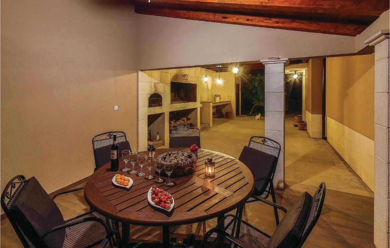 1 Bedroom Stunning Apartment In Kastel Gomilica Kaštela Exterior foto